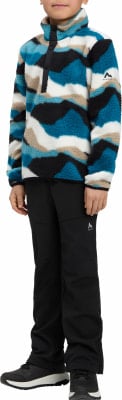 Junge in buntem Fleece-Pullover und schwarzer Hose. Junge in buntem Fleece-Pullover und schwarzer Hose.