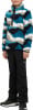 Junge in buntem Fleece-Pullover und schwarzer Hose.