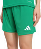 Kurze grüne Shorts mit Adidas-Logo und CLIMACOOL-Schriftzug.
