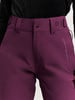 Detail einer Damen-Hose in Lila mit Logo und Gürtelschlaufen.