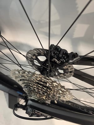 Detail eines Fahrrad-Hinterrads mit Kassette und Scheibenbremse. Detail eines Fahrrad-Hinterrads mit Kassette und Scheibenbremse.