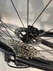Detail eines Fahrrad-Hinterrads mit Kassette und Scheibenbremse.