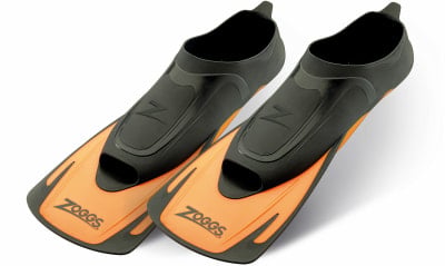Ein Paar orange-schwarze Zoggs Schwimmflossen auf weißem Hintergrund. Ein Paar orange-schwarze Zoggs Schwimmflossen auf weißem Hintergrund.