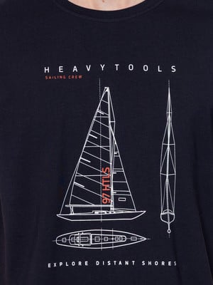 Sötét póló vitorláshajó grafikával és HEAVY TOOLS felirattal. Sötét póló vitorláshajó grafikával és HEAVY TOOLS felirattal.