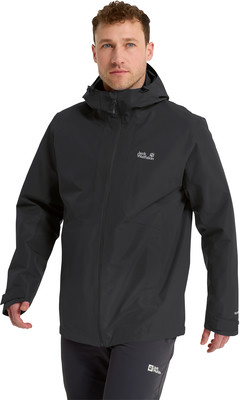 Ein Mann in einer schwarzen wasserdichten Jacke mit Kapuze und Jack Wolfskin-Logo. Ein Mann in einer schwarzen wasserdichten Jacke mit Kapuze und Jack Wolfskin-Logo.