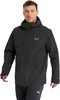 Ein Mann in einer schwarzen wasserdichten Jacke mit Kapuze und Jack Wolfskin-Logo.