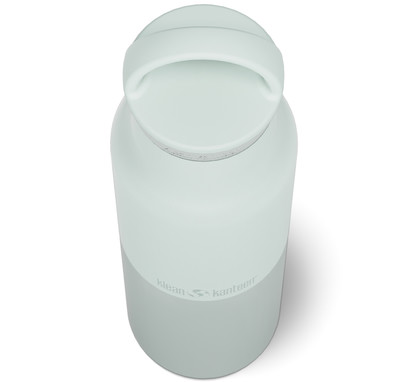 Hellgrüne Klean Kanteen Wasserflasche mit Henkel und Logo. Hellgrüne Klean Kanteen Wasserflasche mit Henkel und Logo.