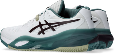 Weiße Tennisschuhe mit dunkelblauen Streifen und grüner Sohle. Weiße Tennisschuhe mit dunkelblauen Streifen und grüner Sohle.