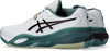 Weiße Tennisschuhe mit dunkelblauen Streifen und grüner Sohle.