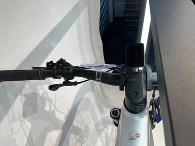 Detailansicht eines E-Bike-Lenkers mit Display und Bedienelementen. Detailansicht eines E-Bike-Lenkers mit Display und Bedienelementen.