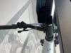 Detailansicht eines E-Bike-Lenkers mit Display und Bedienelementen.
