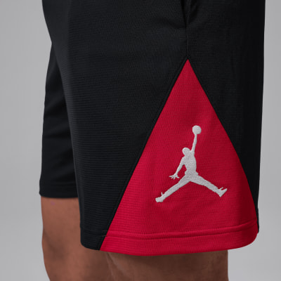 Schwarze Shorts mit rotem Keil und Jumpman-Logo. Schwarze Shorts mit rotem Keil und Jumpman-Logo.