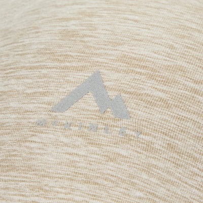 Beiges T-Shirt mit McKinley-Berglogo und Schriftzug. Beiges T-Shirt mit McKinley-Berglogo und Schriftzug.