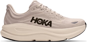 Beige Hoka Laufschuhe mit markantem Logo an der Seite und dicker Sohle.