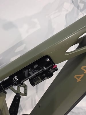 Ein FOX Float X Dämpfer an einem grünen Mountainbike-Rahmen. Ein FOX Float X Dämpfer an einem grünen Mountainbike-Rahmen.