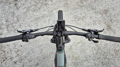 Draufsicht auf den Lenker eines E-Mountainbikes mit Display. Draufsicht auf den Lenker eines E-Mountainbikes mit Display.