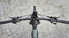 Draufsicht auf den Lenker eines E-Mountainbikes mit Display.