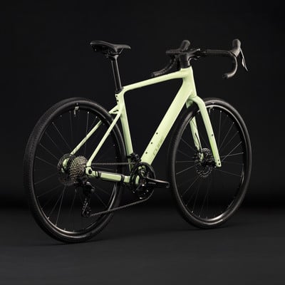 Ein hellgrünes Cube Gravelbike mit schwarzen Rädern und Details. Ein hellgrünes Cube Gravelbike mit schwarzen Rädern und Details.