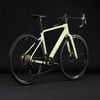 Ein hellgrünes Cube Gravelbike mit schwarzen Rädern und Details.