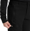 Eine Hand öffnet einen Reißverschluss an einer schwarzen Hose mit Seitentaschen.