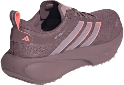 Lila Adidas Laufschuh mit rosa Streifen und Gore-Tex. Lila Adidas Laufschuh mit rosa Streifen und Gore-Tex.