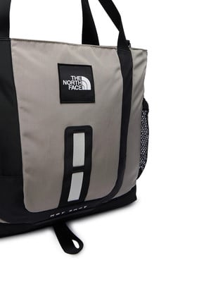 Eine Tote Bag mit The North Face Logo und Reflektoren.