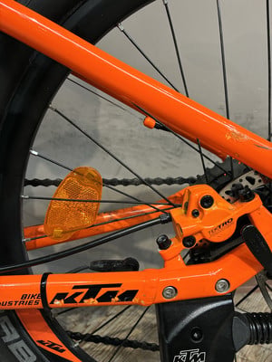Orange Fahrradrahmen mit Tektro Bremssattel und Reflektor. Orange Fahrradrahmen mit Tektro Bremssattel und Reflektor.