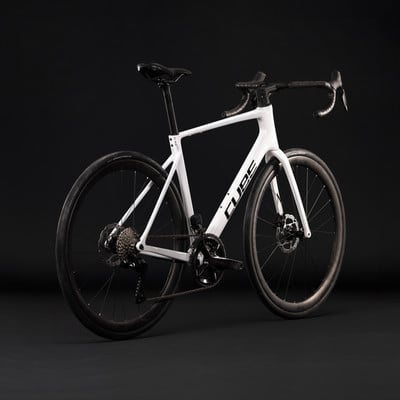 Ein weißes Cube Rennrad mit schwarzen Rädern und schwarzem Sattel. Ein weißes Cube Rennrad mit schwarzen Rädern und schwarzem Sattel.