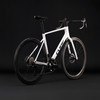 Ein weißes Cube Rennrad mit schwarzen Rädern und schwarzem Sattel.