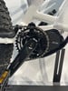 Detail eines E-Bikes mit Kette, Shimano-Kurbel und Motor.