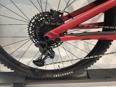 Schaltwerk und Kassette eines Mountainbikes an einem roten Rahmen. Schaltwerk und Kassette eines Mountainbikes an einem roten Rahmen.