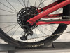 Schaltwerk und Kassette eines Mountainbikes an einem roten Rahmen.