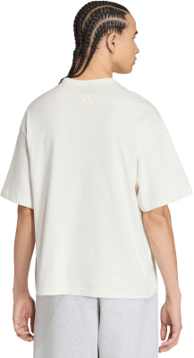 Ein Mann in einem weißen T-Shirt mit Adidas-Logo und grauer Jogginghose. Ein Mann in einem weißen T-Shirt mit Adidas-Logo und grauer Jogginghose.