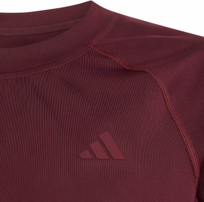 Dunkelweinfarbenes T-Shirt mit Adidas-Logo auf der Brust. Dunkelweinfarbenes T-Shirt mit Adidas-Logo auf der Brust.