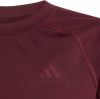 Dunkelweinfarbenes T-Shirt mit Adidas-Logo auf der Brust.