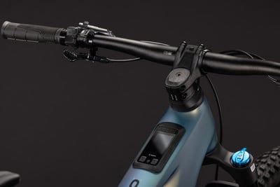 Detail von Lenker und Display eines E-Bikes mit blauer Dämpfung