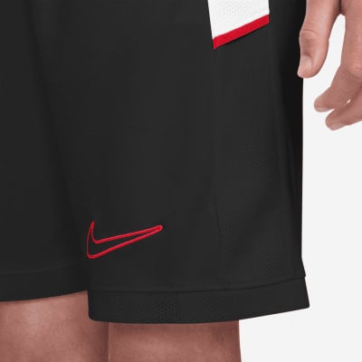 Schwarze Nike-Shorts mit rotem Logo und weißem Streifen. Schwarze Nike-Shorts mit rotem Logo und weißem Streifen.