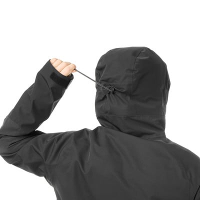 Rückansicht einer Person, die eine Kordel an der Kapuze einer dunklen Jacke anpasst.