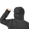 Rückansicht einer Person, die eine Kordel an der Kapuze einer dunklen Jacke anpasst.
