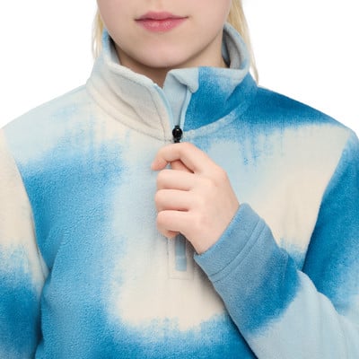 Ein Mädchen schließt einen blau-weißen Fleece-Pullover mit Reißverschluss. Ein Mädchen schließt einen blau-weißen Fleece-Pullover mit Reißverschluss.