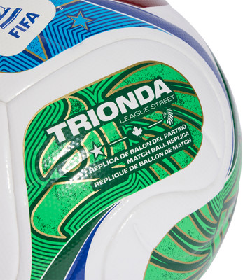 Detail eines Fußballs mit FIFA- und TRIONDA League Street-Aufschrift.