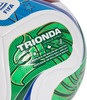 Detail eines Fußballs mit FIFA- und TRIONDA League Street-Aufschrift.
