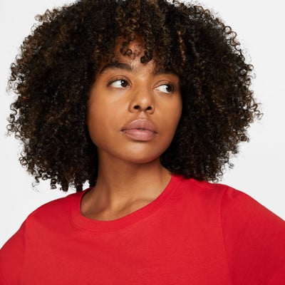 Porträt einer Frau mit lockigem Haar in einem roten T-Shirt. Porträt einer Frau mit lockigem Haar in einem roten T-Shirt.