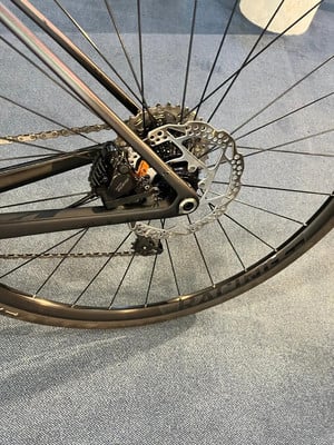 Hinterrad eines Fahrrads mit Scheibenbremse und Kassette. Hinterrad eines Fahrrads mit Scheibenbremse und Kassette.