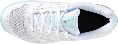 Weißer Sportschuh mit türkisen Details und Mizuno-Logo. Weißer Sportschuh mit türkisen Details und Mizuno-Logo.