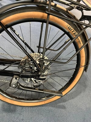 Hinterrad eines Fahrrads mit Gepäckträger und Scheibenbremse. Hinterrad eines Fahrrads mit Gepäckträger und Scheibenbremse.