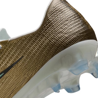 Goldener Nike Fußballschuh mit texturiertem Obermaterial und transparenter Sohle. Goldener Nike Fußballschuh mit texturiertem Obermaterial und transparenter Sohle.