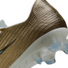 Goldener Nike Fußballschuh mit texturiertem Obermaterial und transparenter Sohle.