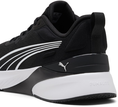 Schwarzer Puma-Sportschuh mit weißem Streifen und Logo. Schwarzer Puma-Sportschuh mit weißem Streifen und Logo.