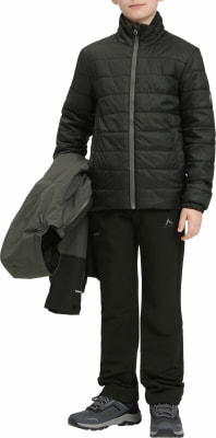 Ein Junge in einer schwarzen Daunenjacke und Hose hält eine Jacke.